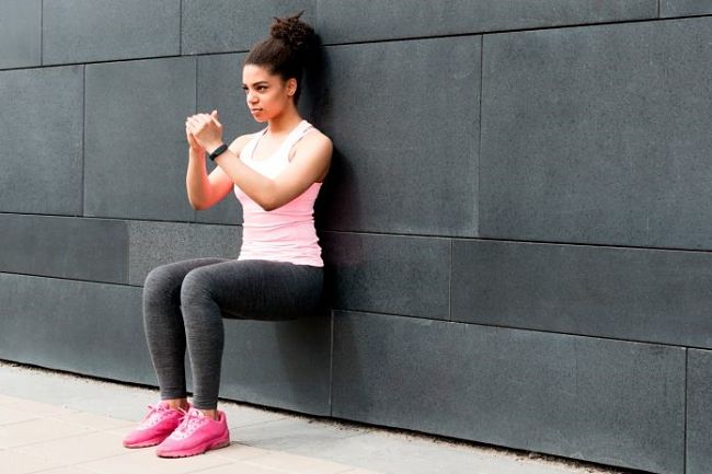 Mujer está realizando un ejercicio para tratar el insomnio