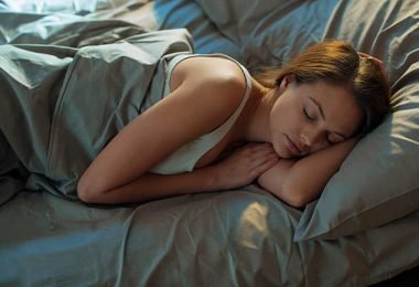 una mujer descansando luego del ejercicio