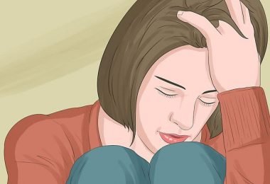 una mujer que siente hipoglucemia y se siente mareos