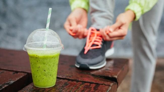 mujer que consume jugo verde y aumenta su rendimiento deportivo