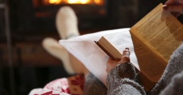 mujer leyendo un libro por la noche