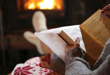 mujer leyendo un libro por la noche