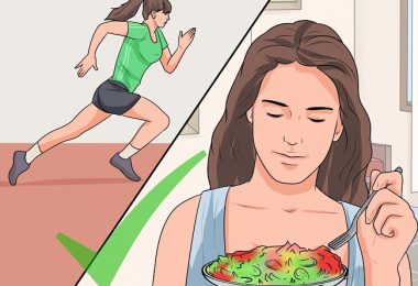 una mujer se siente más feliz comiendo ensalada de espinaca