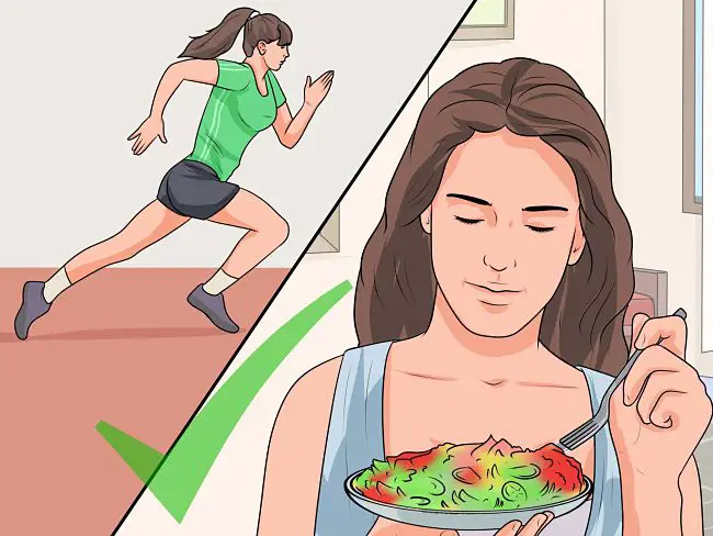 una mujer se siente más feliz comiendo ensalada de espinaca