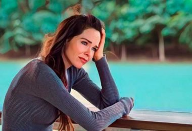 Una mujer tratando de entender lo que siente