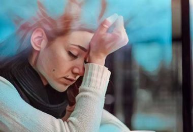 mujer que tiene síntomas de sufrir ansiedad