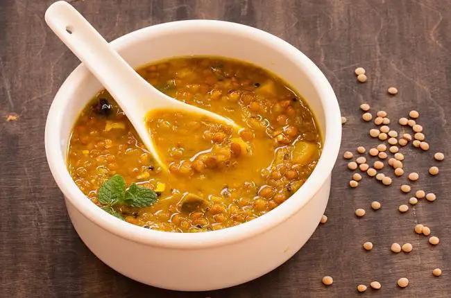 Una deliciosa sopa de curry con quinoa