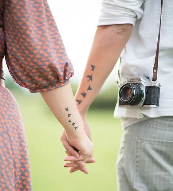 tatuajes en pareja que muestran aves volando