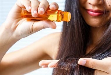 Mujer usando aceite de oliva para tratar su cabello