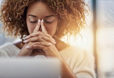 Una mujer que acepta sus emociones