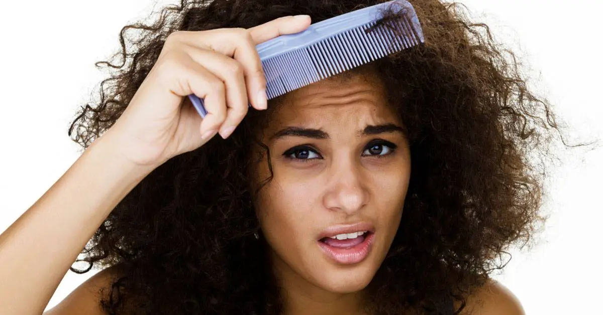 Mujer que desea reducir el volumen de su cabello