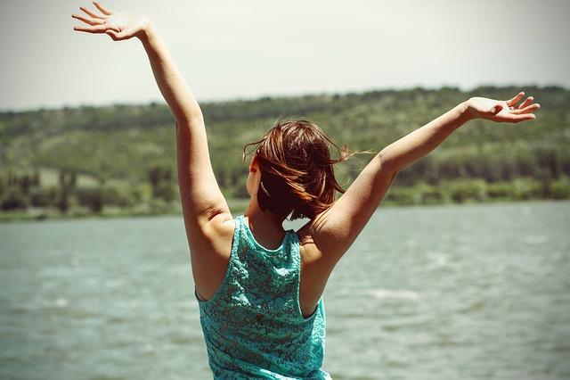 Una mujer liberando sus emociones y sentimientos a través de la catarsis