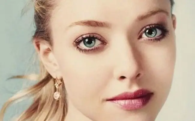Actriz con ojos saltones maquillda