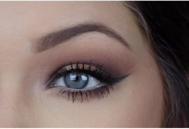 Mujer que cuida el contorno de sus ojos