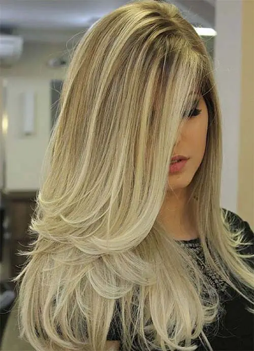 Joven mujer con corte en capas en forma de cascada con mechas balayage