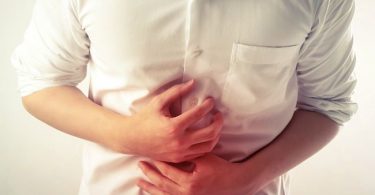Hombre con dolor de estómago por el padecimiento de empacho