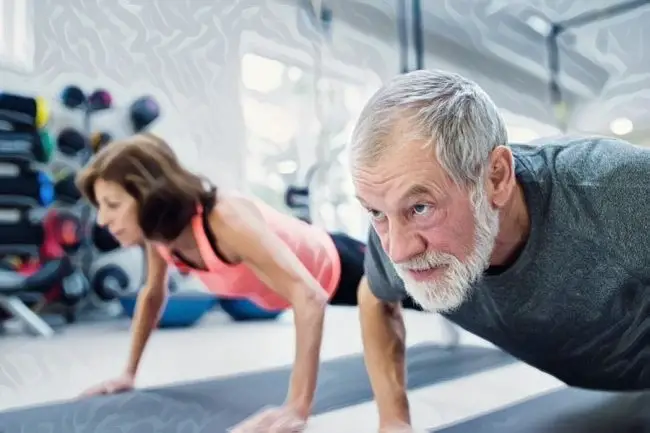 Hombre mayor realizando entrenamiento de resistencia para evitar la pérdida de masa muscular