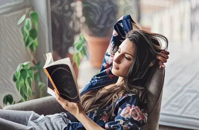 una mujer sola leyendo un libro y disfrutando la vida