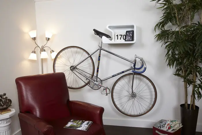 ideas para almacenar colgando en la pared la bicicleta