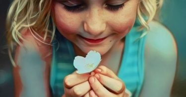 Una niña que ha desarrollado la inteligencia emocional gracias a la educación de sus padres