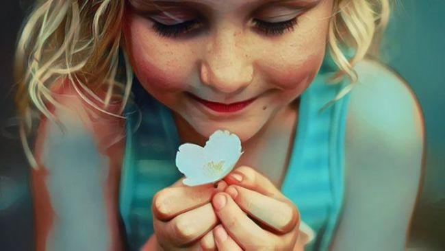 Una niña que ha desarrollado la inteligencia emocional gracias a la educación de sus padres