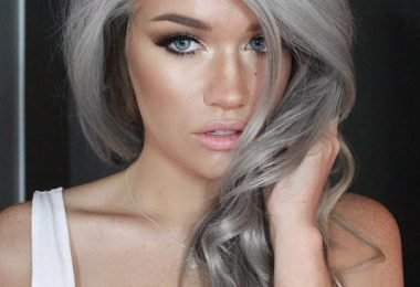 Una chica joven con el pelo con tono humo o ceniza