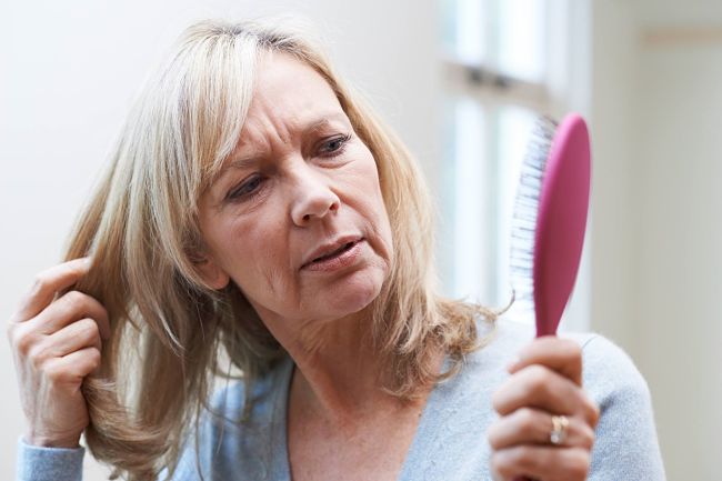 Mujer con problemas en la piel a causa de la menopausia