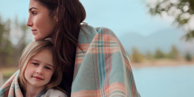 Una madre que protege a su hija