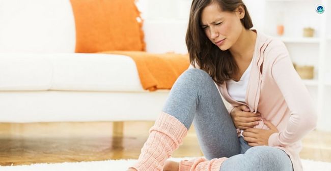 Mujer que padece síndrome premenstrual