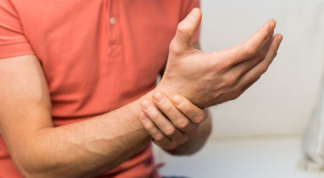 hombre con dolor en la muñeca