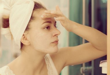 Una mujer con resequedad en la piel que se aplica un tratamiento natural