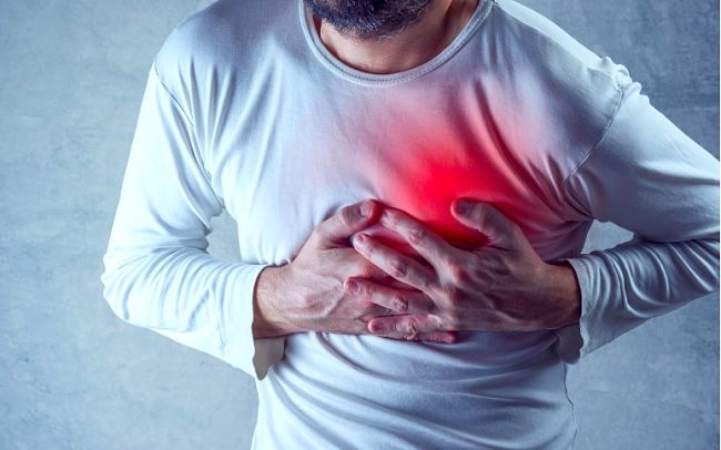 Persona con sintomas de dolor en el pecho por padecimiento de enfermedad cardiovascular