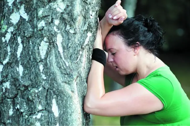 Una mujer presenta síntomas de falta de aire o disnea