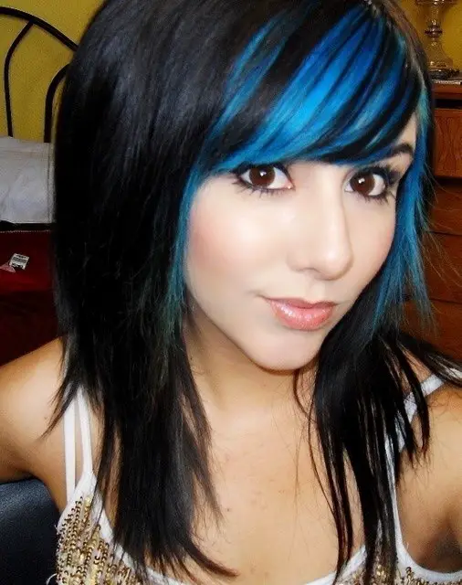 flequillo pintado de color azul en cabellera negra