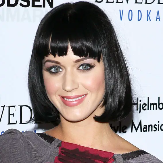 Flequillo cerrado corto en estilo de corte Bob llevado por la cantante katy perry