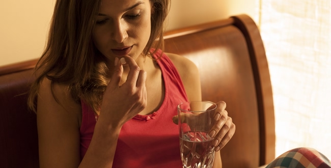 Una mujer tomando la pastilla del día después