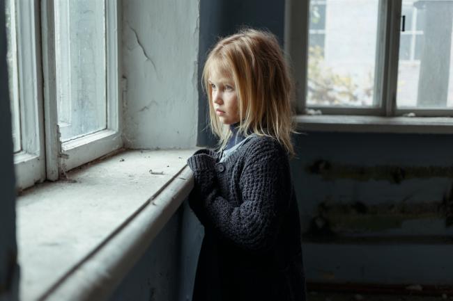 una niña con trastornos de ansiedad en su infancia