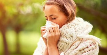 Mujer con sinusitis que requiere usar antibióticos