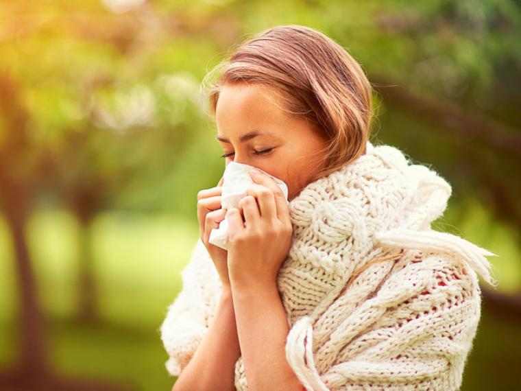 Mujer con sinusitis que requiere usar antibióticos