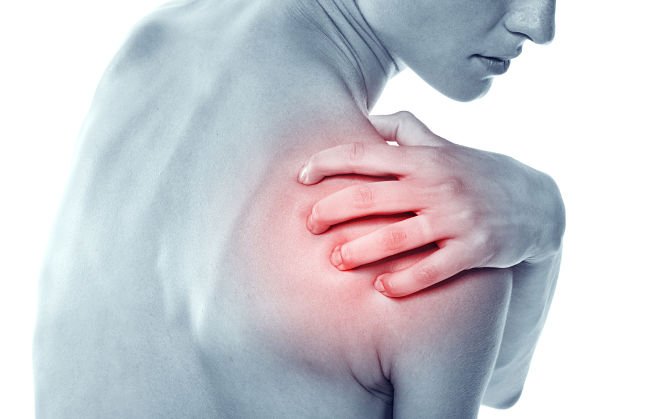 Mujer con dolor por bursitis en el hombro