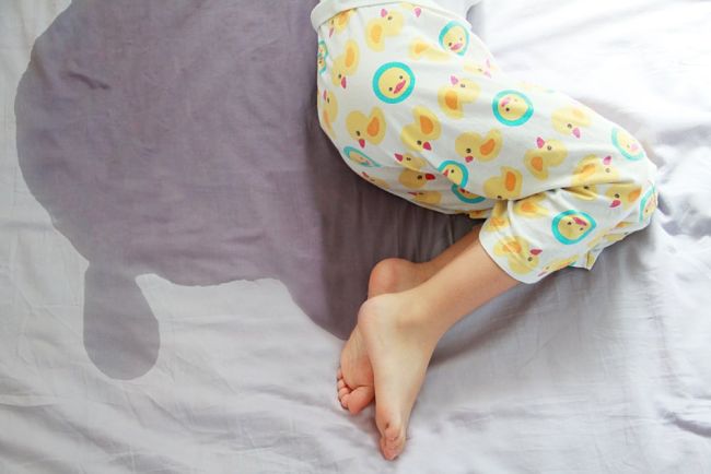 niño que moja la cama y padece enuresis nocturna