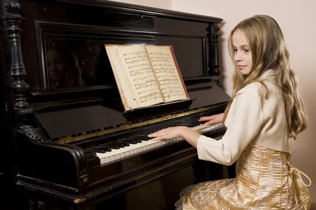 Una chica desarrollando su inteligencia musical
