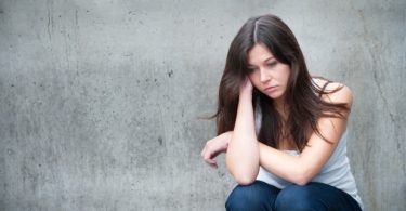 Una mujer joven con trastornos de ansiedad