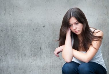 Una mujer joven con trastornos de ansiedad