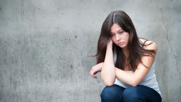 Una mujer joven con trastornos de ansiedad