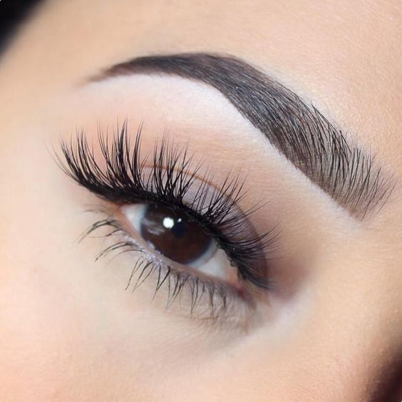 Fille au mascara