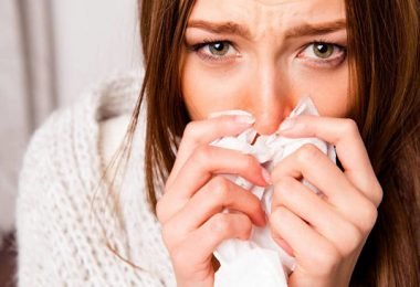 Mujer con síntomas de resfriado que puede complicarse con riesgo de bronquitis