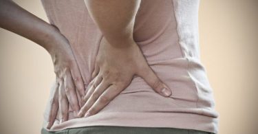 Mujer con dolor de espalda por el nervio ciático inflamado