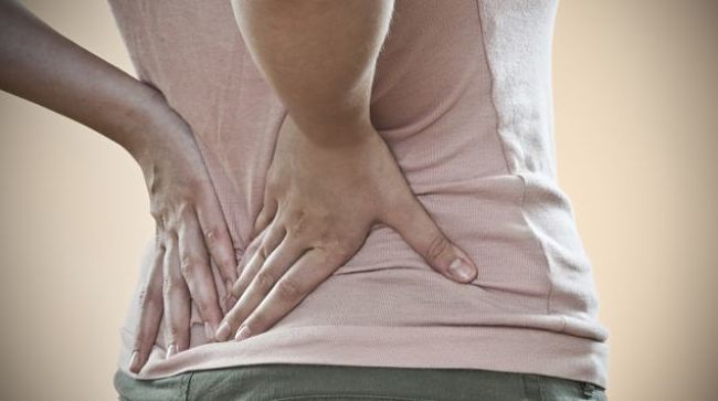 Mujer con dolor de espalda por el nervio ciático inflamado