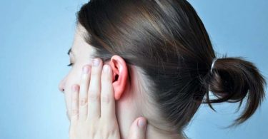 Mujer que padece congestión de oídos